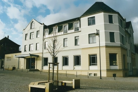 Als klassisch könnte man die Fassade der Stadthalle Stern Riesa bezeichnen. Sie ist weiß gestrichen