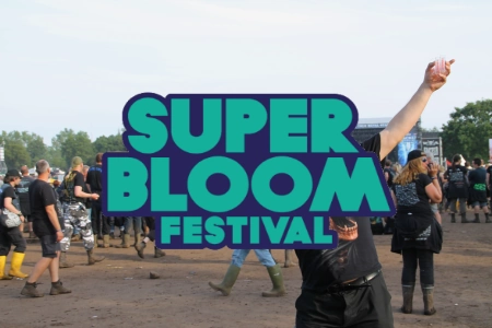Das Logo des Superbloom Festival auf einem Festival Hintergrund