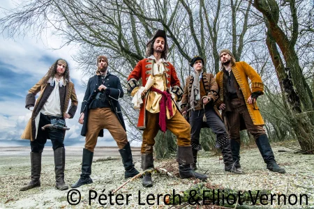 Am steinigen Strand stehen die 5 Piraten Metaller von Alestorm. Sie tragen ihre Bühnen-Outfits und geben sich ganz cool