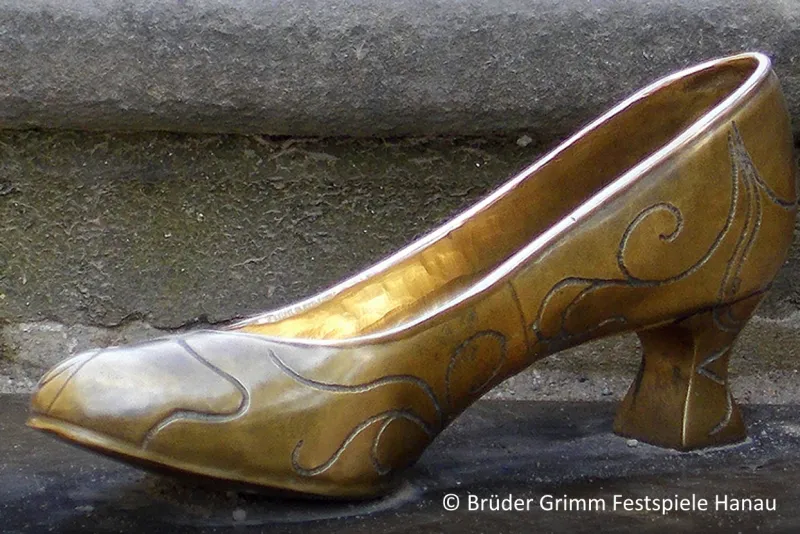 Ein in Bronze gegossener Schuh von Aschenputtel. Steht für das Musical.