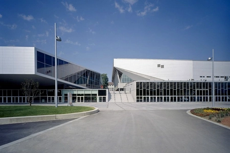 Zur Wiener Stadthalle führt ein breiter ebenerdiger Vorplatz. Die Fassade des Gebäudes ist modern in Glas und hellem Beton gehalten