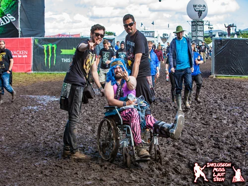 Mit dem Rolli mitten im Schlamm von Wacken. Gut wenn es dann Helfer gibt. In der Presse ging es oftmals um dieses Thema.