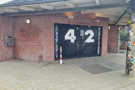 Die Eingangstür des JUKI 42 Ahrensburg ist mit einer großen 42 gekennzeichnet.