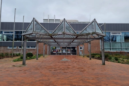 Der überdachte Außenbereich der Stadthalle Eckernförde ist mit roten Backsteinen als Weg ausgelegt.