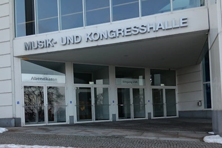 Der Eingangsbereich der Musik und Kongresshalle Lübeck.