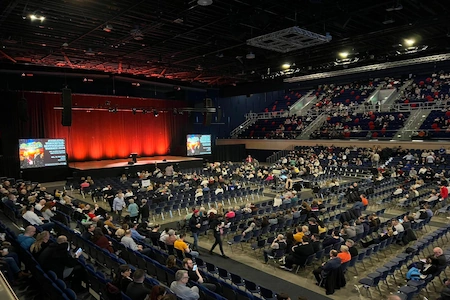 Ein Blick über die Köpfe des Publikums auf die Bühne der Stadthalle Rostock