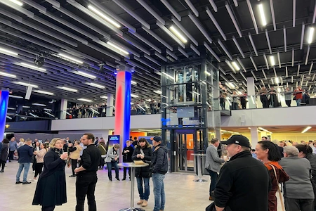 Das gutgefüllte Foyer der Stadthalle Rostock mit dem Aufzug, welcher in die oberen Sääle führt.