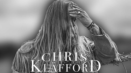 Ein Schwarzweißbild des Sängers Chris Kläfford. Er hat den Kopf zur Seite gedreht und hält die Hand an die Stirn. Seine langen Haare fallen über die Schultern. Er trägt zudem eine Ledrjacke mit Fransen.